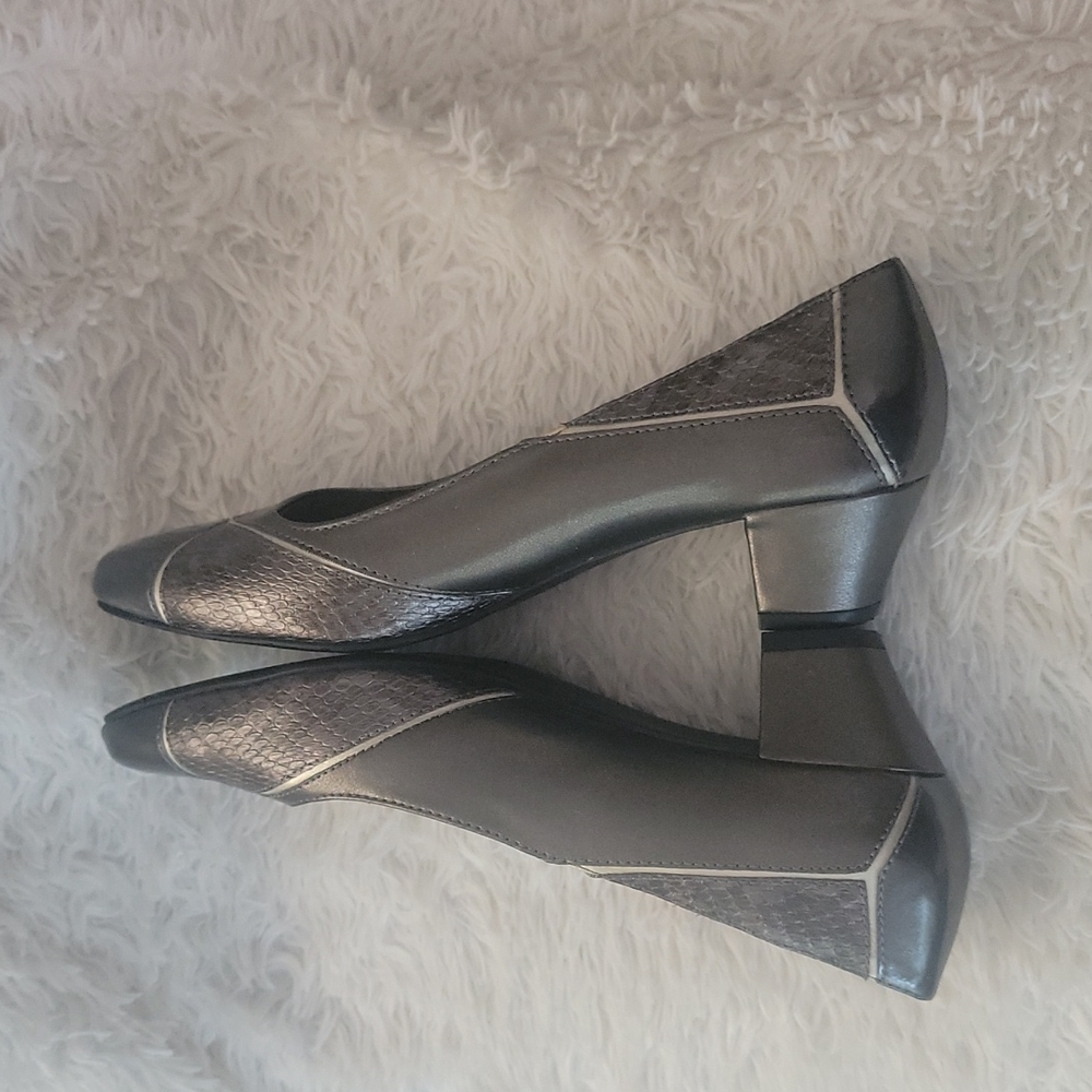 Size 7.5 Women's Easy Street Silver Snake Print Heels - Picture 7 of 10